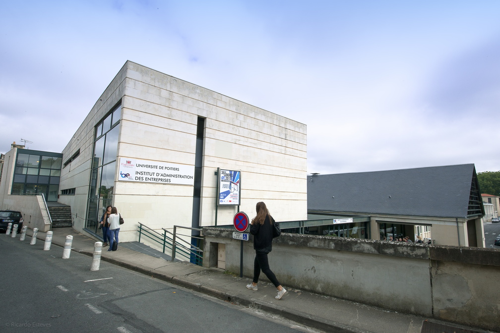 bâtiment IAE Poitiers (17).jpg